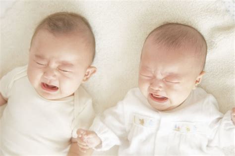新生儿吃奶时哭闹挣扎 看看是不是这些原因引起的 - 米粒妈咪