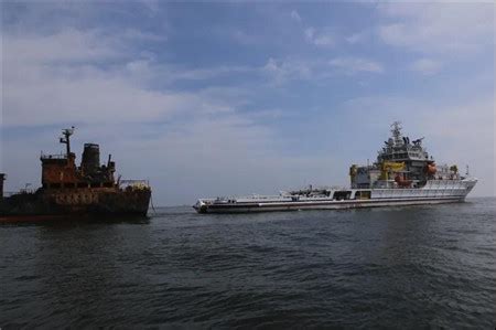 长江口深水航道两集装箱船碰撞 5人失踪_凤凰网视频_凤凰网