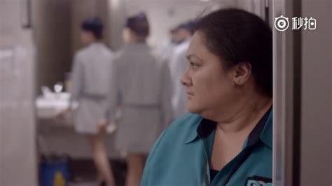 【戛纳入围反思人性的短片《夜班女工》】影片展示了一位新西兰女工在机场的三...|女工|新西兰|影片_新浪新闻