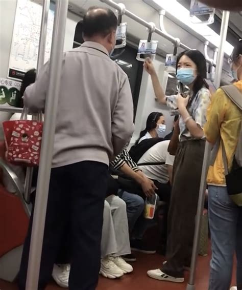 上海一大爷强拉硬拽要求女子让出地铁爱心专座，年轻女子坚决不让