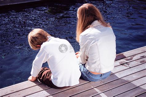 男孩和女孩坐在水边高清图片下载-正版图片501467714-摄图网
