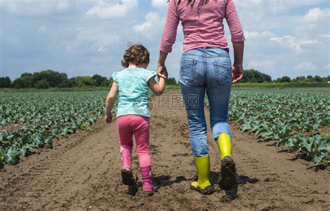 母亲带着女儿体验农场生活高清图片下载-正版图片303525848-摄图网