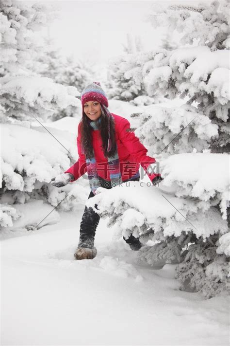女人在雪地里高清图片下载-正版图片501516479-摄图网
