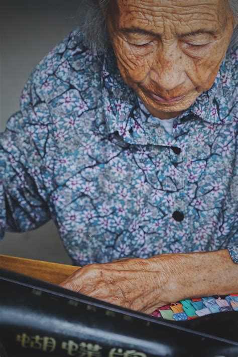 好甜的水啊”！河南省林州市桃花洞村83岁的老奶奶手捧新接到家的自来水满脸笑开了花》 - 中国记协网