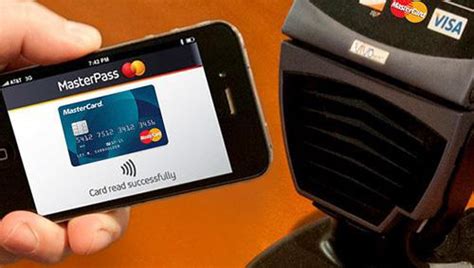 带NFC芯片的非接触式支付卡与终端设备一起使用高清摄影大图-千库网