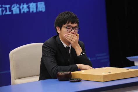 AlphaGo50手就让柯洁感到绝望 轻松完爆人类新招+秘籍_体育新闻_海峡网