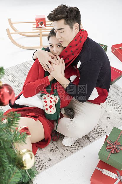 圣诞甜蜜情侣高清图片下载-正版图片501053397-摄图网