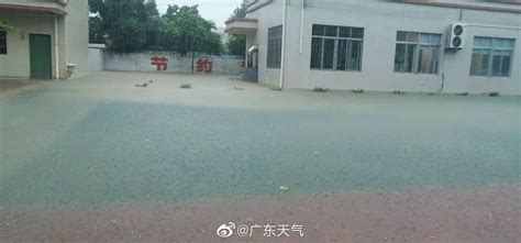 郑州一处工地围墙倒塌，两车险遭“活埋”-大河网