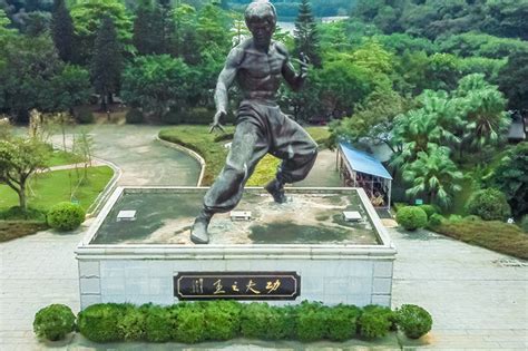香港立法局第一位华人议员雕塑高清图片下载_红动中国