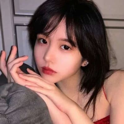 女生头像清新温柔红色