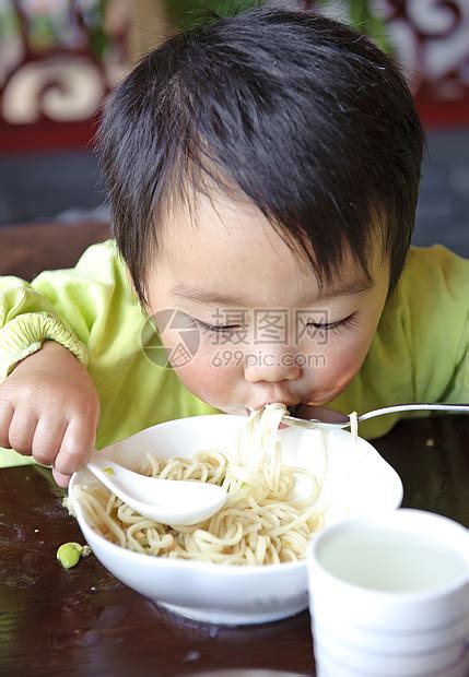 可爱的宝宝在吃东西面条后代肩膀托盘摄影孩子童年男生食物高清图片下载-正版图片320885679-摄图网