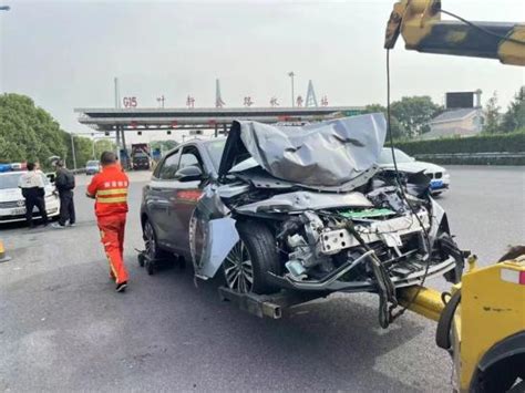 一大学老师在校内开车发生交通事故，造成2人受伤|交通事故|交警|长沙市_新浪新闻