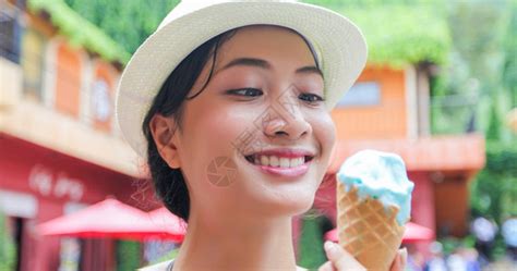 吃冰激凌的年轻女性高清图片下载-正版图片307868759-摄图网