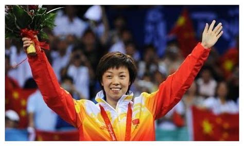 乒乓冠军张怡宁8月新照！嫁大20岁富豪后继续工作，37岁像20多岁
