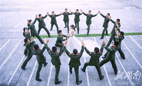 75180部队举办集体婚礼：让浪漫与忠诚交融-军婚资讯-5281军婚网
