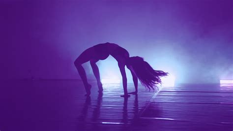 年轻酷女舞女在夜总会和灯光跳舞mov格式视频下载_正版视频编号3892189-摄图网