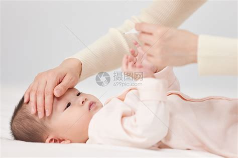 生病难过的新生儿小宝宝高清图片下载-正版图片501725366-摄图网