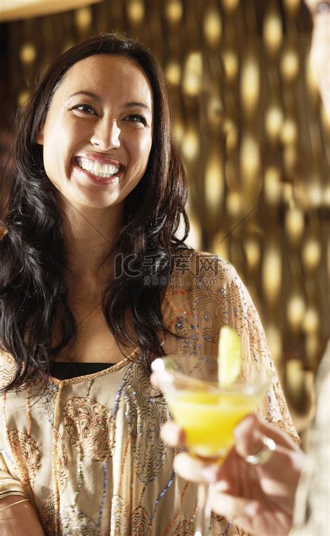 酒吧里气质美女高清图片下载-正版图片501799070-摄图网