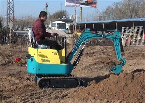 小型挖掘机使用视频，小型挖掘机操作图解-济宁凯迪沃重工科技有限公司