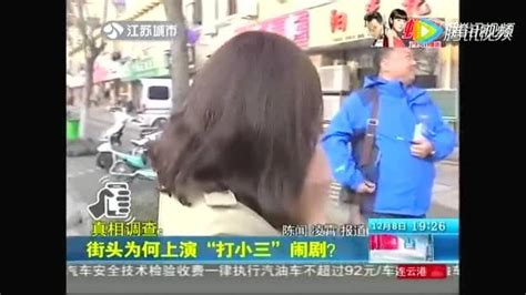广西桂林一男子手持两把菜刀追砍民众，又对警察挥刀
