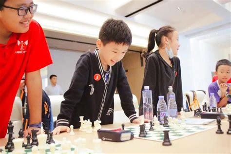 中年男性下国际象棋高清图片下载-正版图片502107862-摄图网
