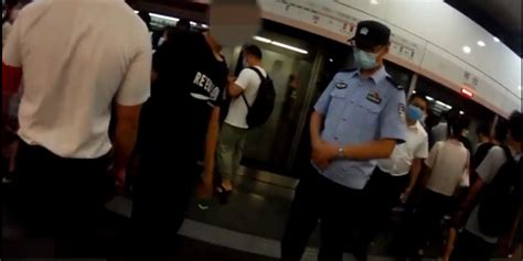 北京一醉酒男子不戴口罩进地铁站还辱骂民警，被行拘！|民警|北京市|新冠肺炎_新浪新闻