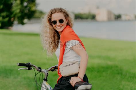 骑自行车的女孩图片-骑在老式自行车上的漂亮女孩素材-高清图片-摄影照片-寻图免费打包下载