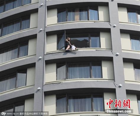 女子带女儿跳楼闹离婚 民政局人员现场办理-搜狐新闻