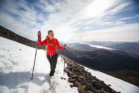 漂亮的年轻女性徒步旅行者上山高度自由爬坡远足者越野远足女孩女士享受运动高清图片下载-正版图片322161182-摄图网