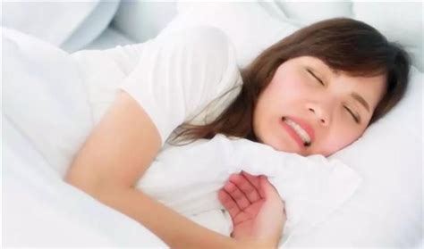 睡觉侧着睡的时候会流口水,是不是身体出现了问题?看专家的理解|唾液|口腔|口水_新浪新闻
