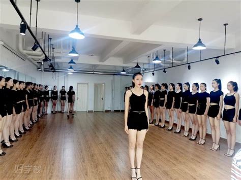 作为服装表演专业艺考生，你必须知道的10件事_教学活动_北京新面孔模特学校_新面孔艺术教育
