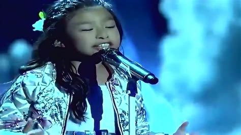 中国小女孩在国外表演用腹音唱歌，这才是真正的天籁之音！太好听了_腾讯视频