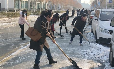 新海街道：常乐社区开展扫雪除冰暖人心志愿服务活动