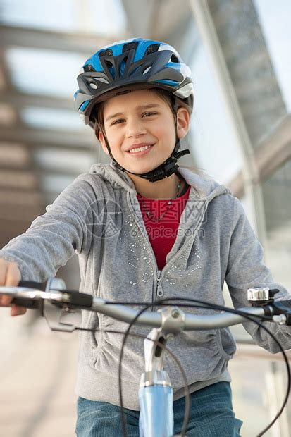 骑自行车的女孩图片-骑自行车的年轻时尚女孩素材-高清图片-摄影照片-寻图免费打包下载