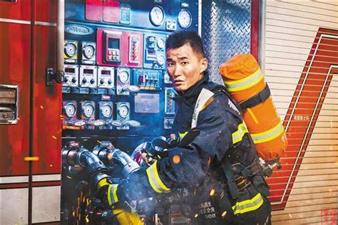 消防员万惠文在火灾扑救过程中遭遇爆燃受伤牺牲，年仅30岁——永远顶在最前面的“马哥”