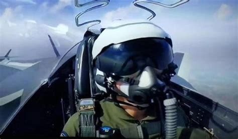 雏鹰展翅 新飞行员开始双机特技编队飞行 - 中国军网