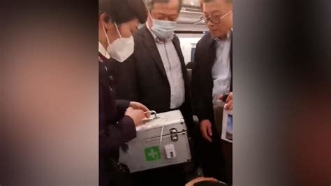高铁上乘客突发疾病，正巧车上有一群医生_凤凰网视频_凤凰网