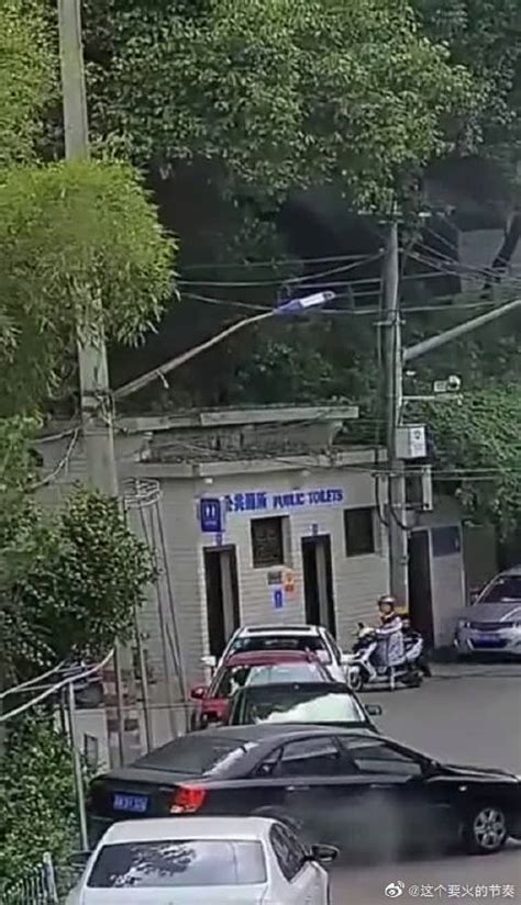 新手女司机误把油门当刹车 车头冲进路边电脑店_社会_温州网