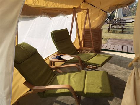 夏天日落时分，河边有帐篷、帐篷和椅子。生活理念与露营度假照片摄影图片_ID:350488694-Veer图库