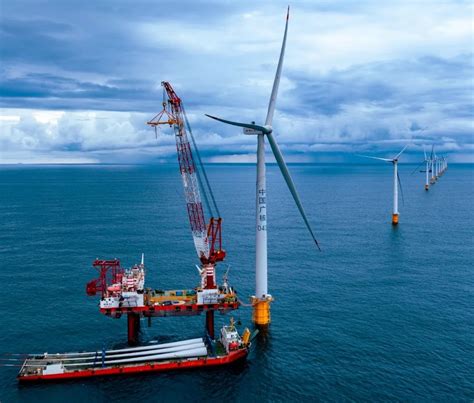 粤港澳大湾区首个百万千瓦级海上风电中广核惠州港口项目二期顺利完成首台风机吊装