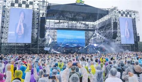 溱湖湿地芒禾音乐节开幕 两万余名乐迷雨中打卡溱湖-新华网