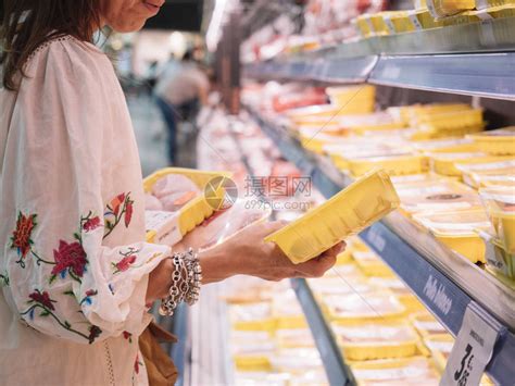 在超市买肉的女人高清图片下载-正版图片503246484-摄图网