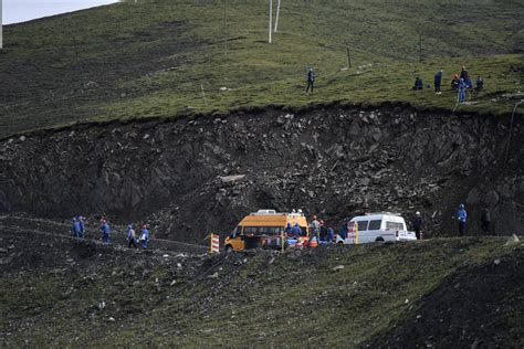 内蒙古一露天煤矿发生大面积坍塌，已致57人失联，救援正在进行中！_腾讯视频