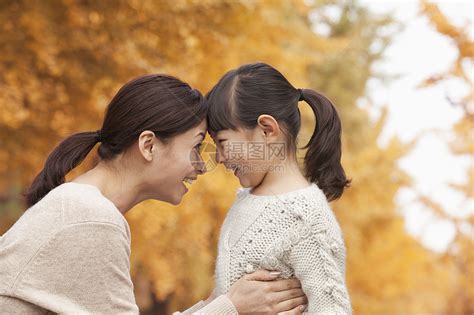 与母亲和女儿面对面保暖两个人叶子毛衣长发单亲衣物拥抱女孩们幸福高清图片下载-正版图片321724416-摄图网