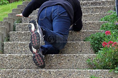 一个女人滑倒在楼梯上摔倒了一个高清图片下载-正版图片502718605-摄图网