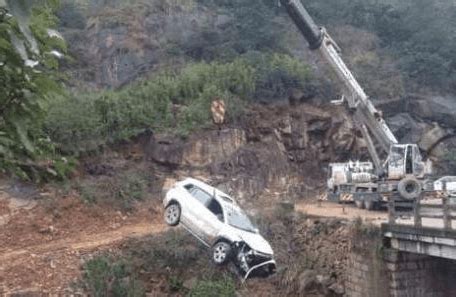 长安CS75坠落16米悬崖, 车上3人毫发无伤真是奇迹了。