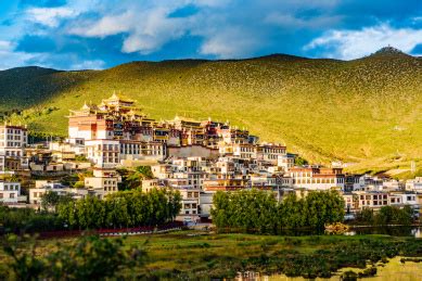 云南迪庆藏族自治州的香格里拉，一座改名过后名扬海外的城市__财经头条