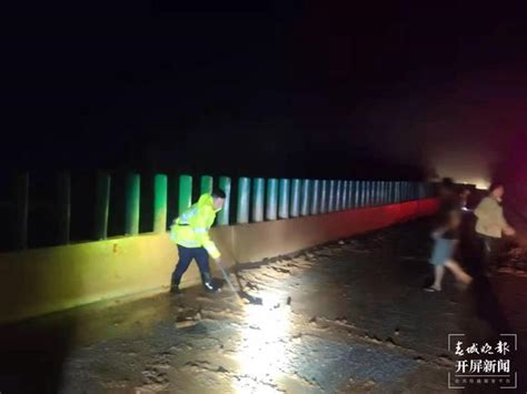 开屏新闻-泥石流涌入昆磨高速公路，玉溪交警连夜抢险