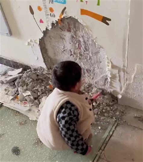成都2岁男童实力砸墙，母亲：传说中的挖墙脚