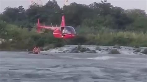 四川彭州山洪已致7人死亡 直升机救援被困人员现场曝光_新浪新闻